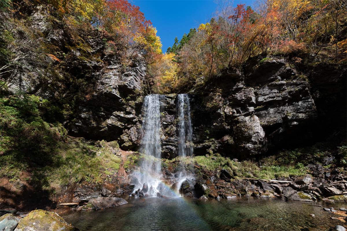 Autumn Leaves at Meotodaki Waterfallsec-img6