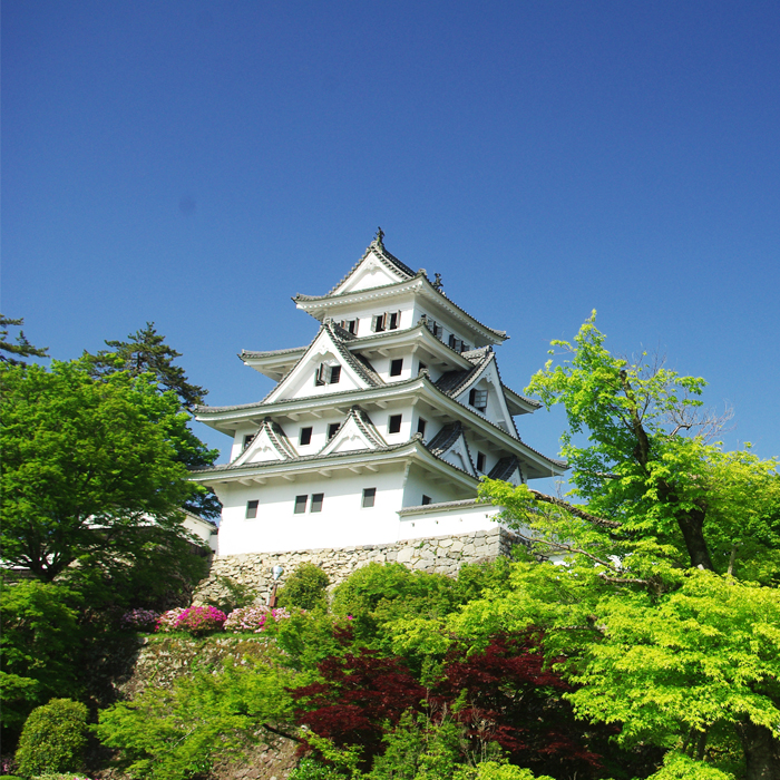 Summer：Only the fresh greenery and blue sky is surrounding the white castle tower!