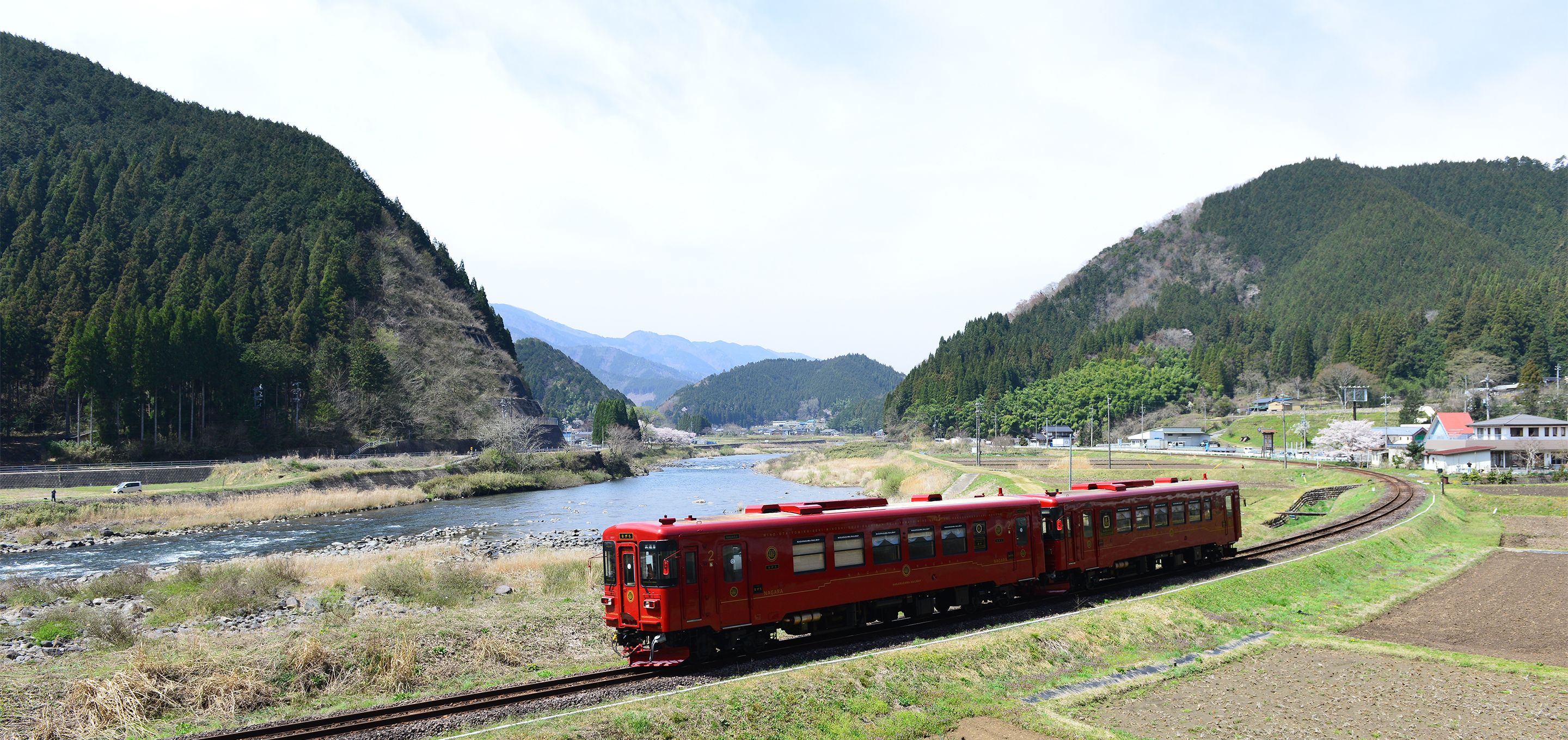 Enjoying the magnificent scenery and food “Nagara”