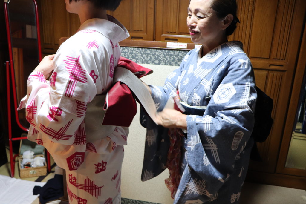 Making My Own Sacred Treasures! Geta, Tenugui and Yukata for Gujo Odori Dance Festival! 55